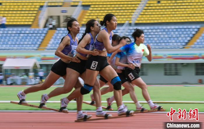 六人共穿一双板鞋 团队协作决胜赛场