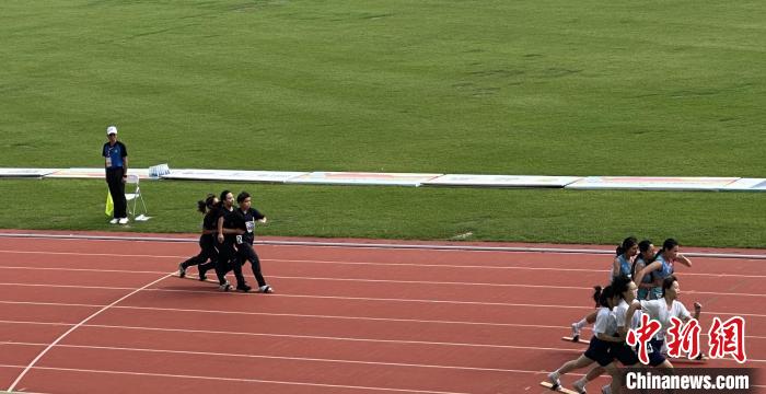 六人共穿一双板鞋 团队协作决胜赛场