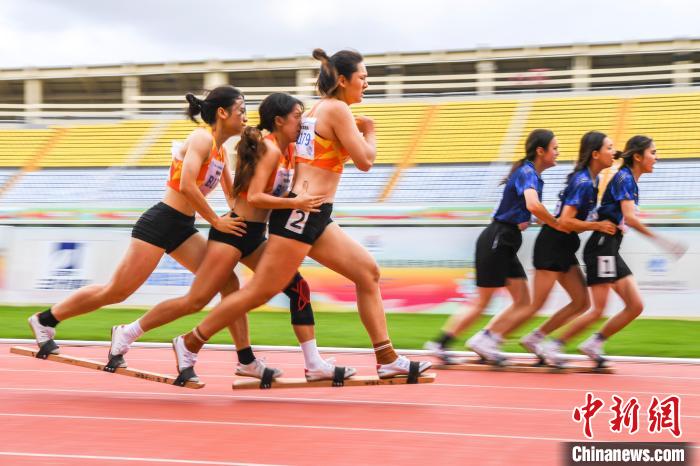 六人共穿一双板鞋 团队协作决胜赛场