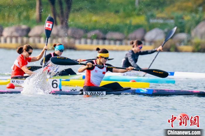 杭州超级杯首日：中国选手斩获两金 龙舟表演引