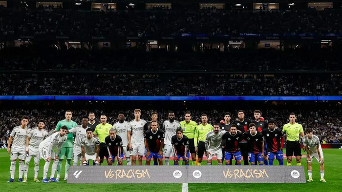 皇马马竞球员伯纳乌球场共举反种族主义标语牌