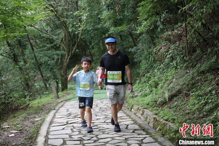 第十届金佛山登山赛在重庆金佛山景区盛大举行