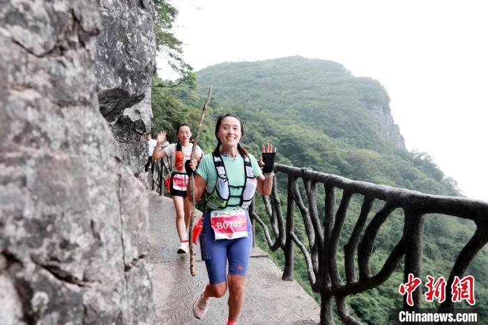 第十届金佛山登山赛在重庆金佛山景区盛大举行