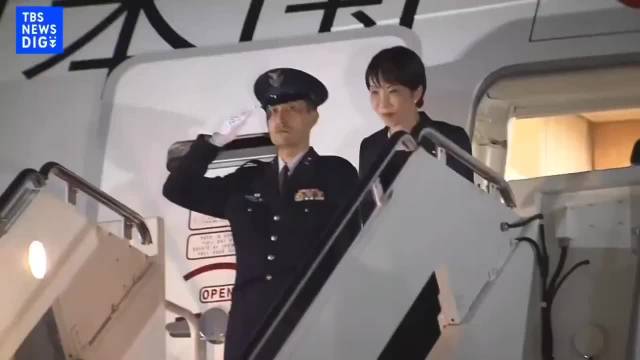 辛纳驾车购物遇球迷抱卷纸签名引热议