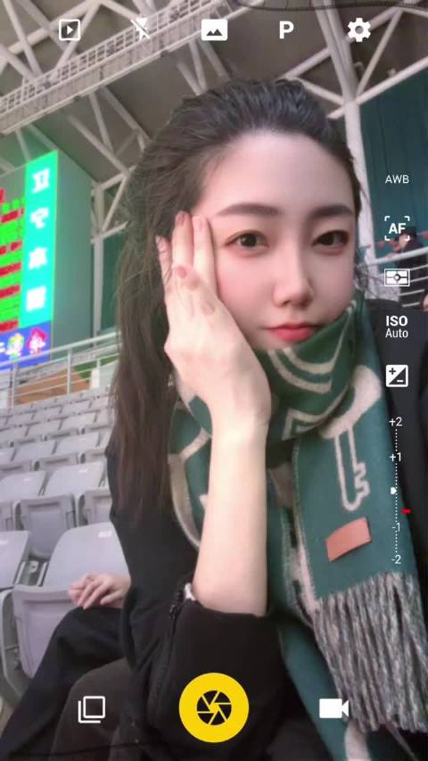 辛纳驾车购物遇球迷抱卷纸签名引热议