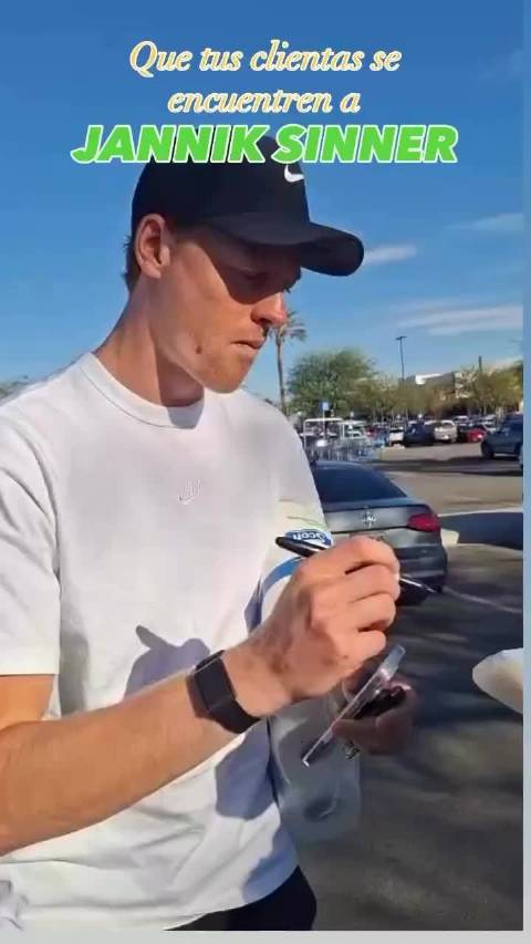 辛纳驾车购物遇球迷抱卷纸签名引热议