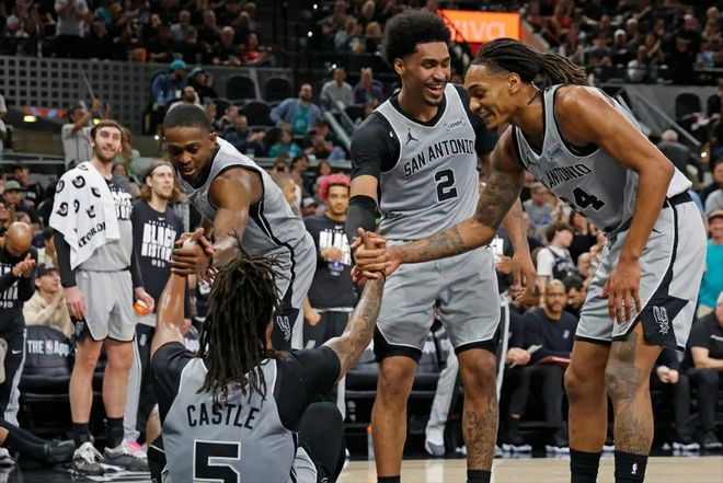 马刺三后卫合砍61分狂胜快船 创队史替补得分纪