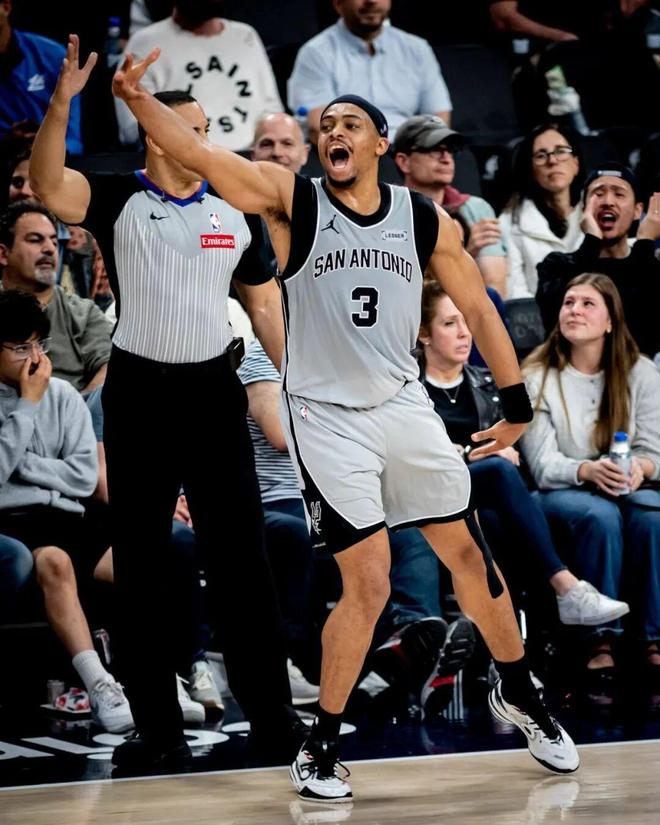 马刺三后卫合砍61分狂胜快船 创队史替补得分纪