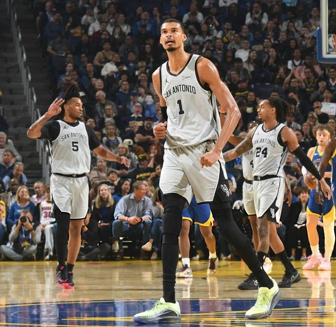 马刺三后卫合砍61分狂胜快船 创队史替补得分纪